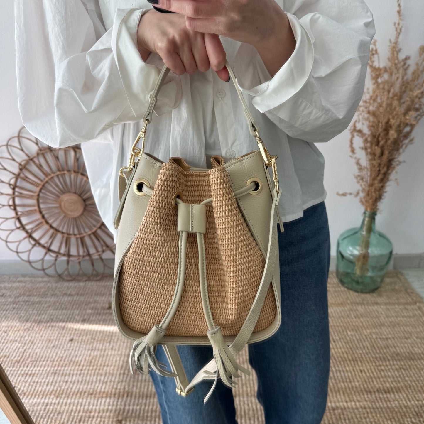Bolso bucket combinado rafia y piel beige pompón iniciales bordadas - Bubbleshopbcn