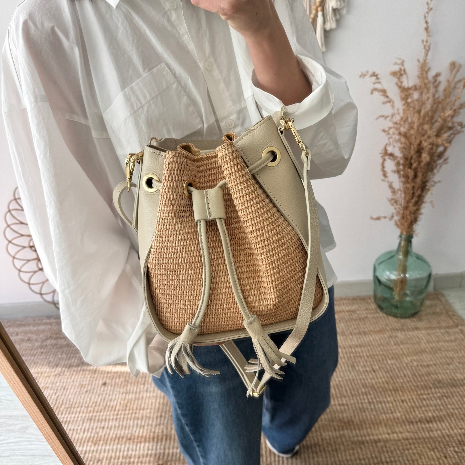 Bolso bucket combinado rafia y piel beige pompón iniciales bordadas - Bubbleshopbcn
