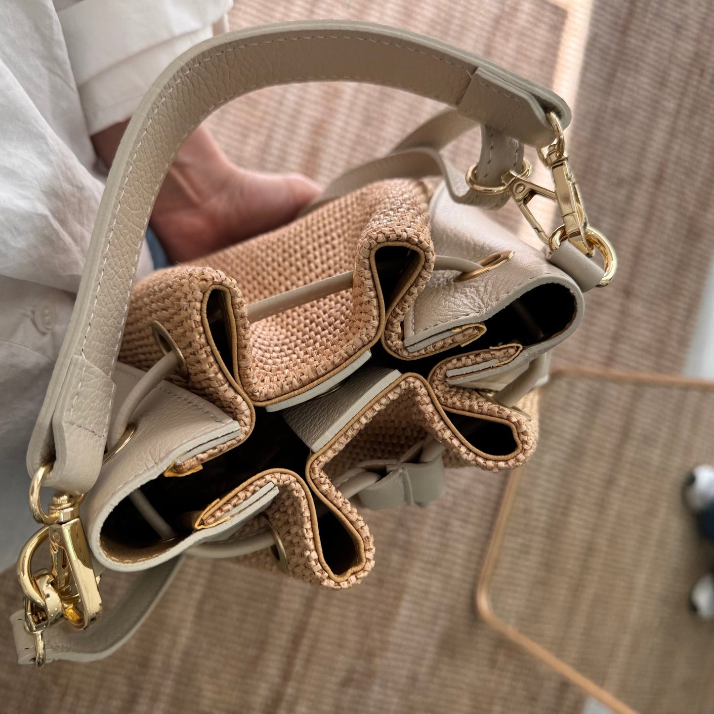 Bolso bucket combinado rafia y piel beige pompón iniciales bordadas - Bubbleshopbcn