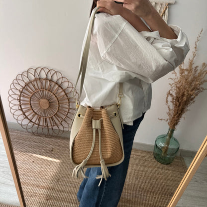 Bolso bucket combinado rafia y piel beige pompón iniciales bordadas - Bubbleshopbcn