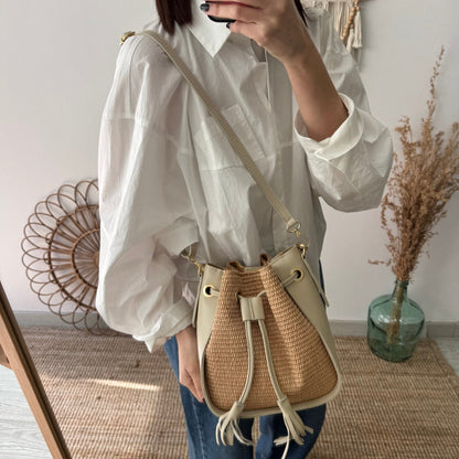 Bolso bucket combinado rafia y piel beige pompón iniciales bordadas - Bubbleshopbcn
