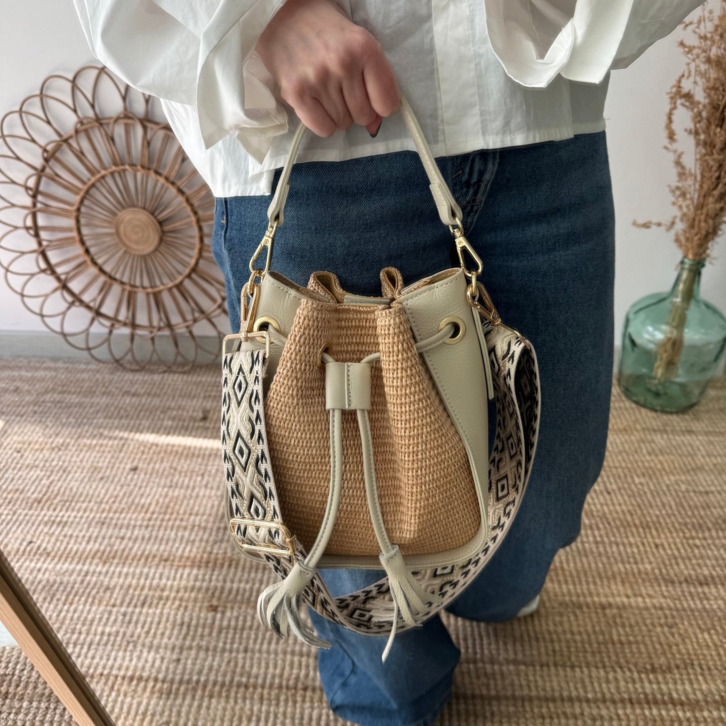 Bolso bucket combinado rafia y piel beige pompón iniciales bordadas - Bubbleshopbcn