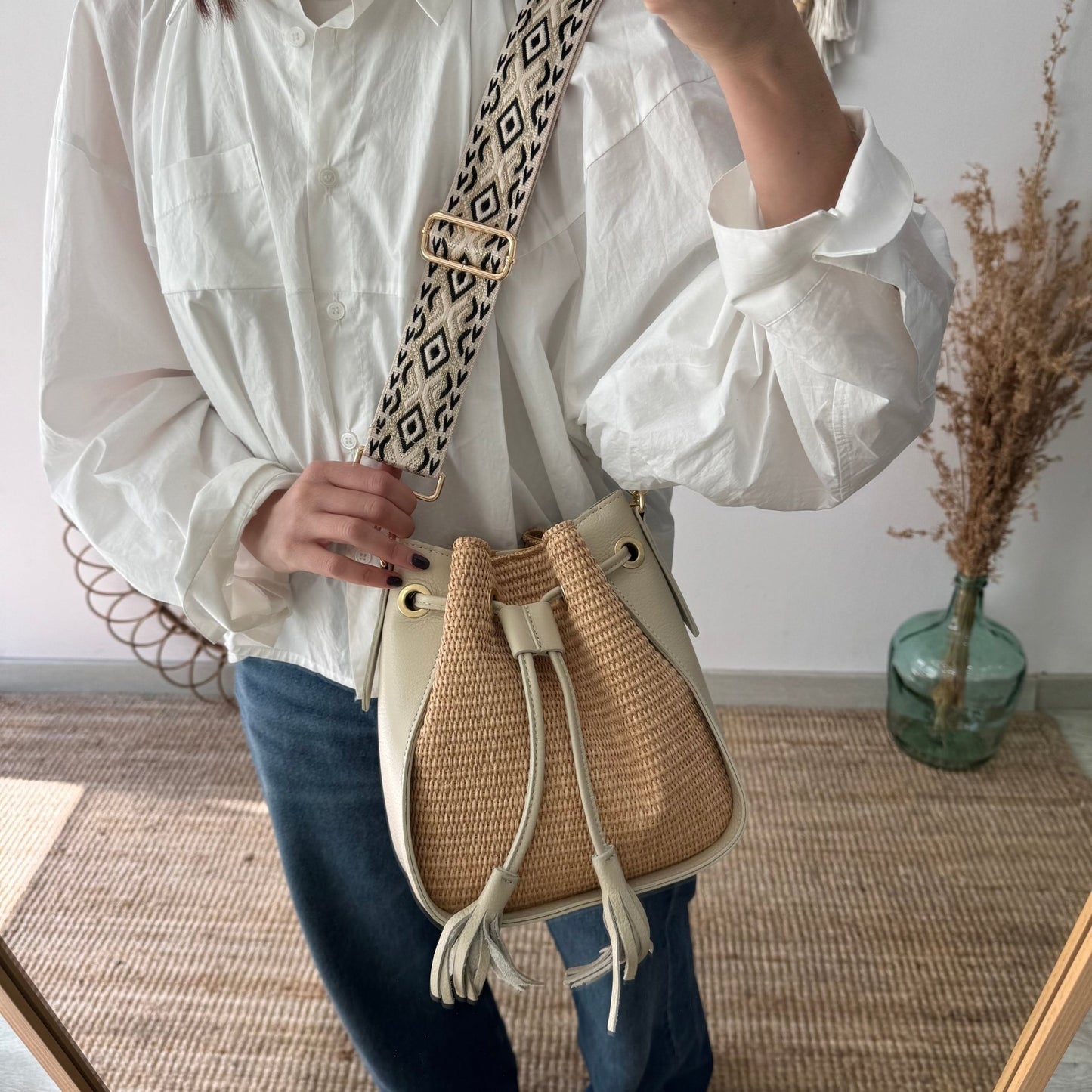 Bolso bucket combinado rafia y piel beige pompón iniciales bordadas - Bubbleshopbcn