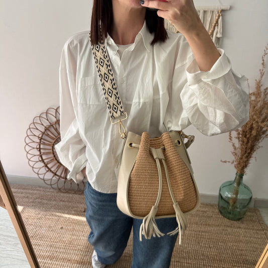 Bolso bucket combinado rafia y piel beige pompón iniciales bordadas