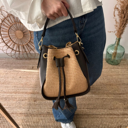 Bolso bucket combinado rafia y piel marrón pompón iniciales bordadas - Bubbleshopbcn
