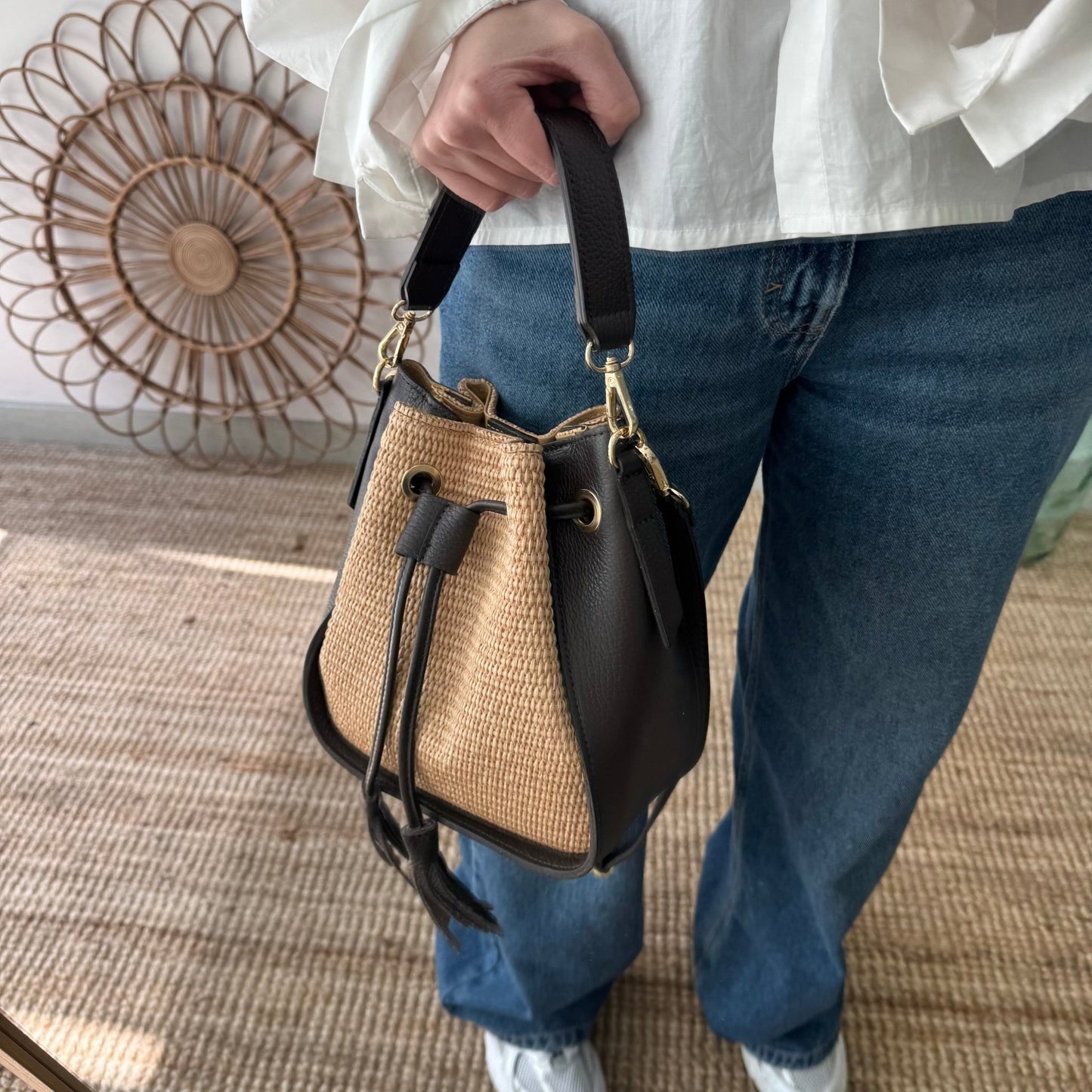 Bolso bucket combinado rafia y piel marrón pompón iniciales bordadas - Bubbleshopbcn