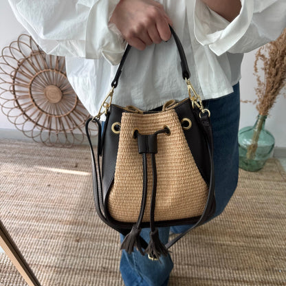 Bolso bucket combinado rafia y piel marrón pompón iniciales bordadas - Bubbleshopbcn