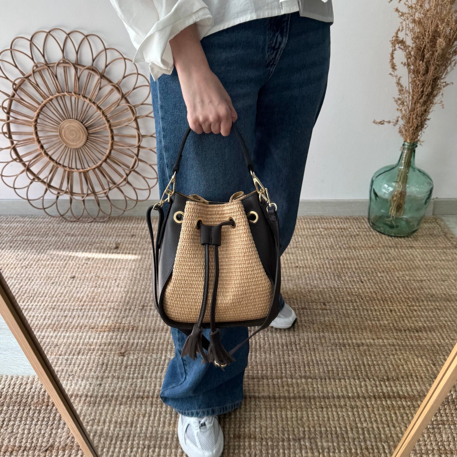 Bolso bucket combinado rafia y piel marrón pompón iniciales bordadas - Bubbleshopbcn