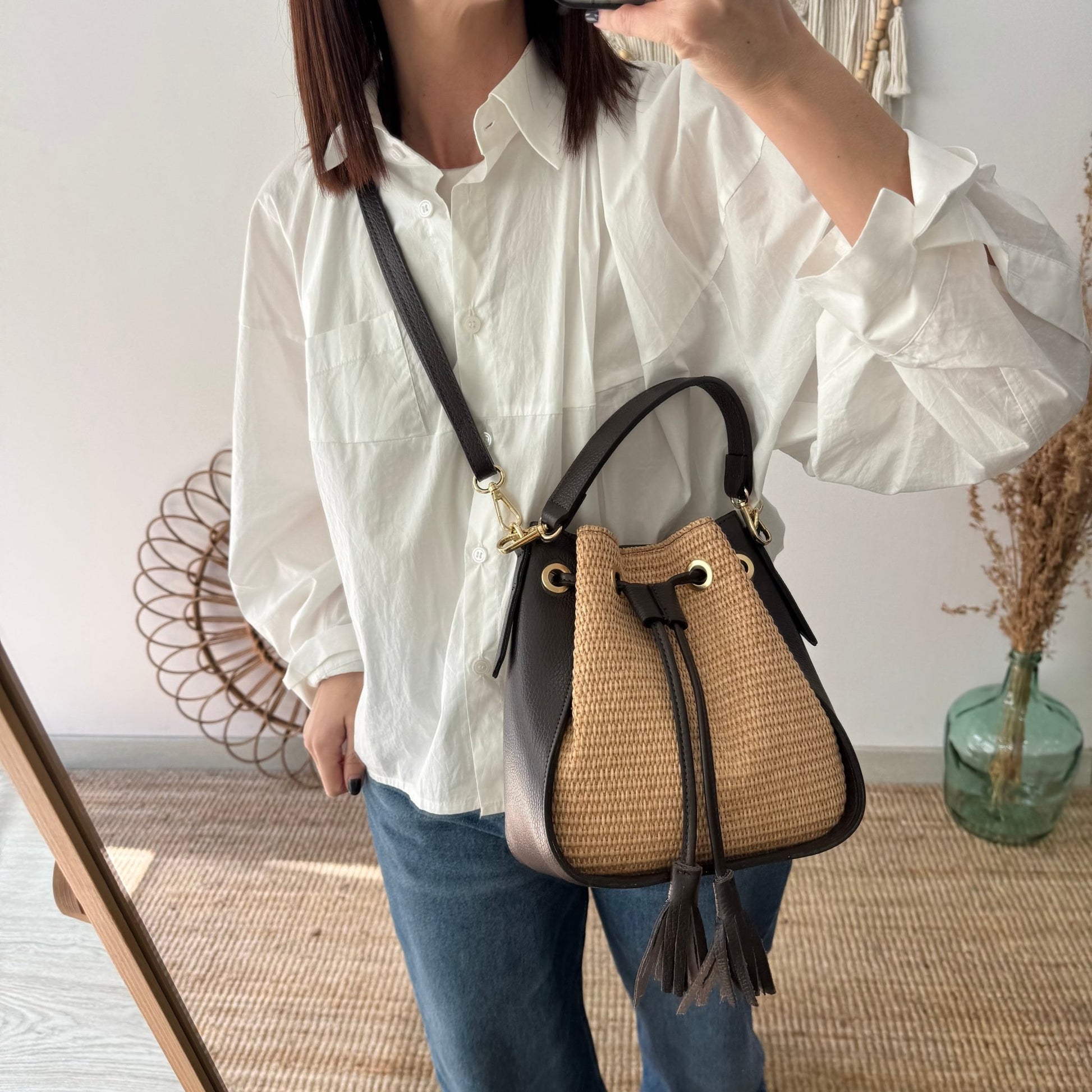 Bolso bucket combinado rafia y piel marrón pompón iniciales bordadas - Bubbleshopbcn