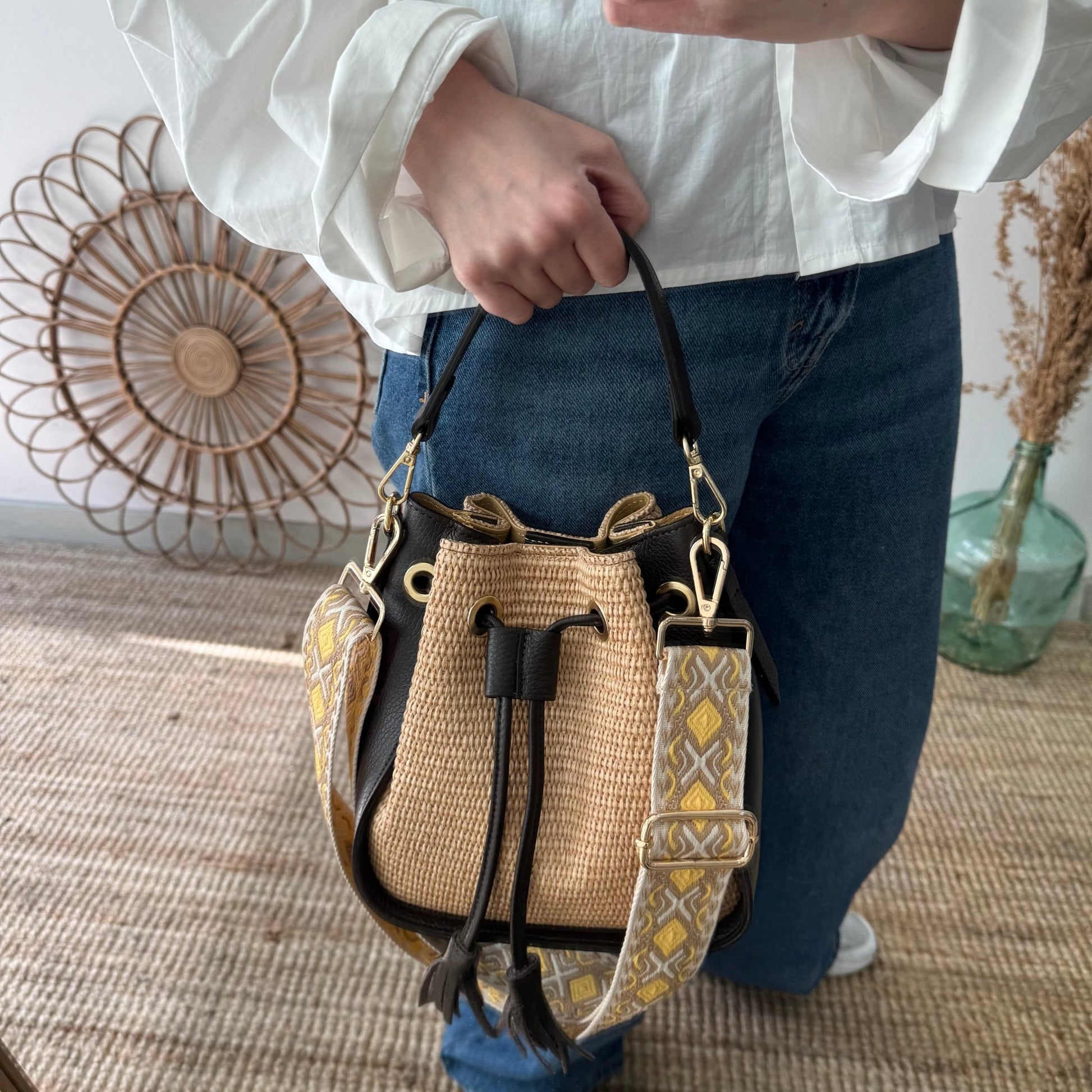 Bolso bucket combinado rafia y piel marrón pompón iniciales bordadas - Bubbleshopbcn