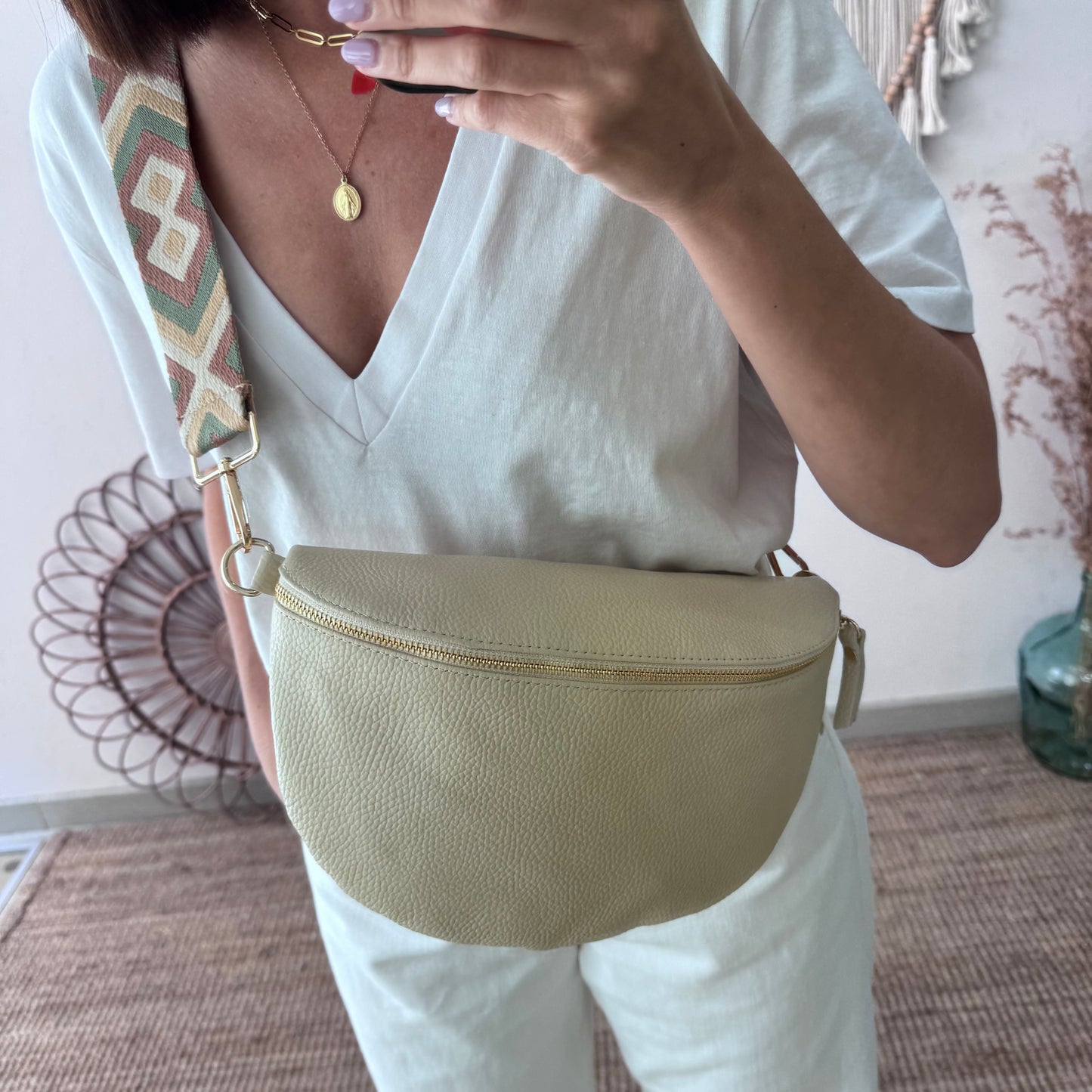 Riñonera/bandolera grande piel beige/oro iniciales bordadas