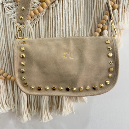 Bolso serraje tachuelas doradas beige iniciales bordadas