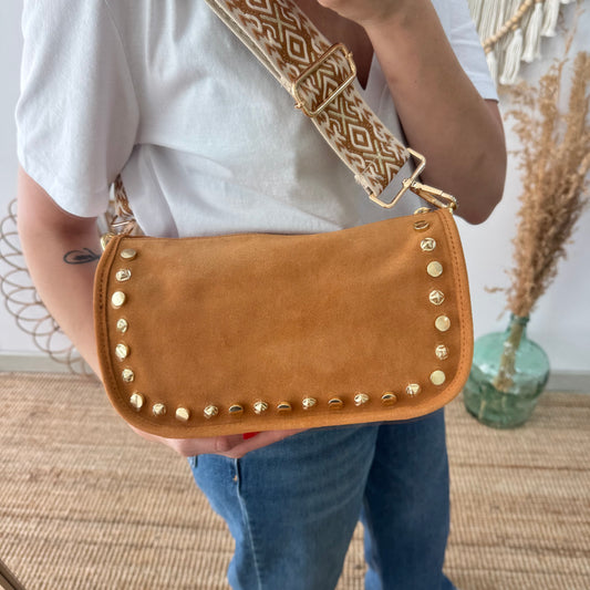 Bolso serraje tachuelas doradas camel iniciales bordadas