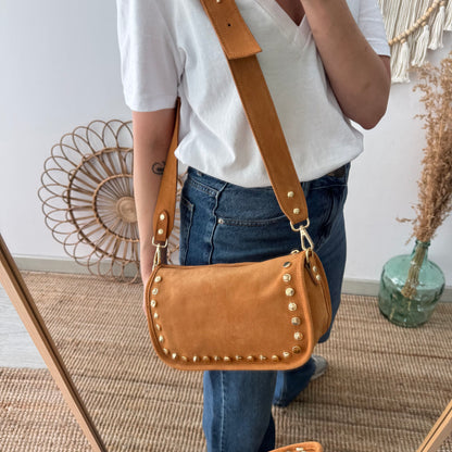 Bolso serraje tachuelas doradas camel iniciales bordadas