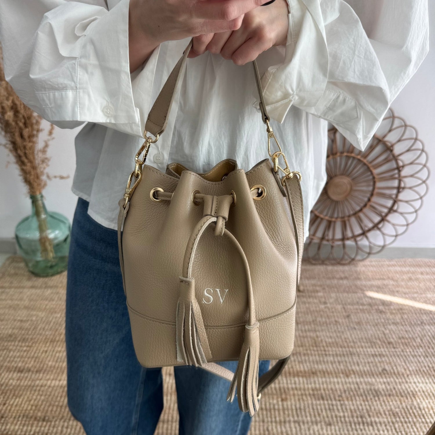 Bolso bucket piel taupe pompón iniciales bordadas - Bubbleshopbcn