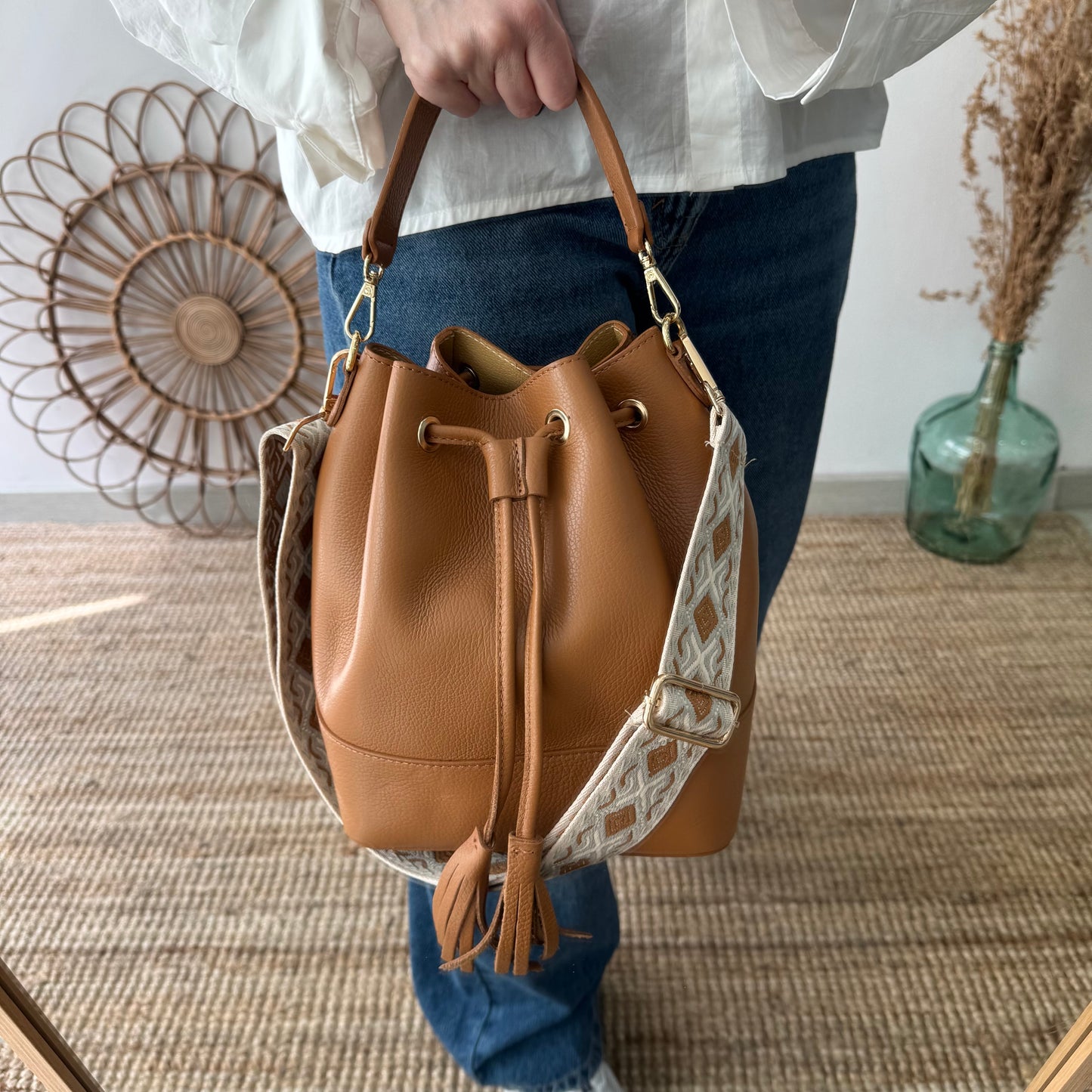 Bolso bucket piel camel grande pompón iniciales bordadas