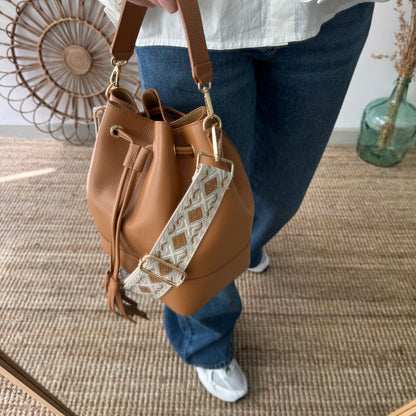 Bolso bucket piel camel grande pompón iniciales bordadas