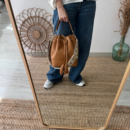 Bolso bucket piel camel grande pompón iniciales bordadas