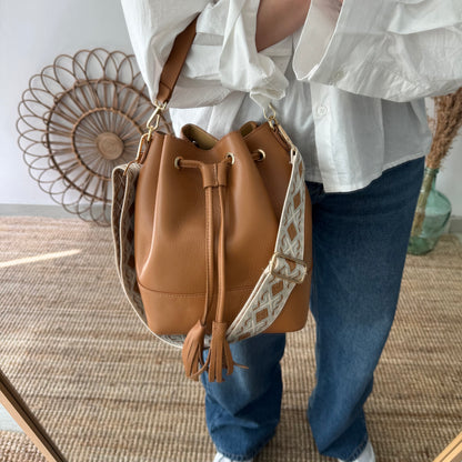 Bolso bucket piel camel grande pompón iniciales bordadas