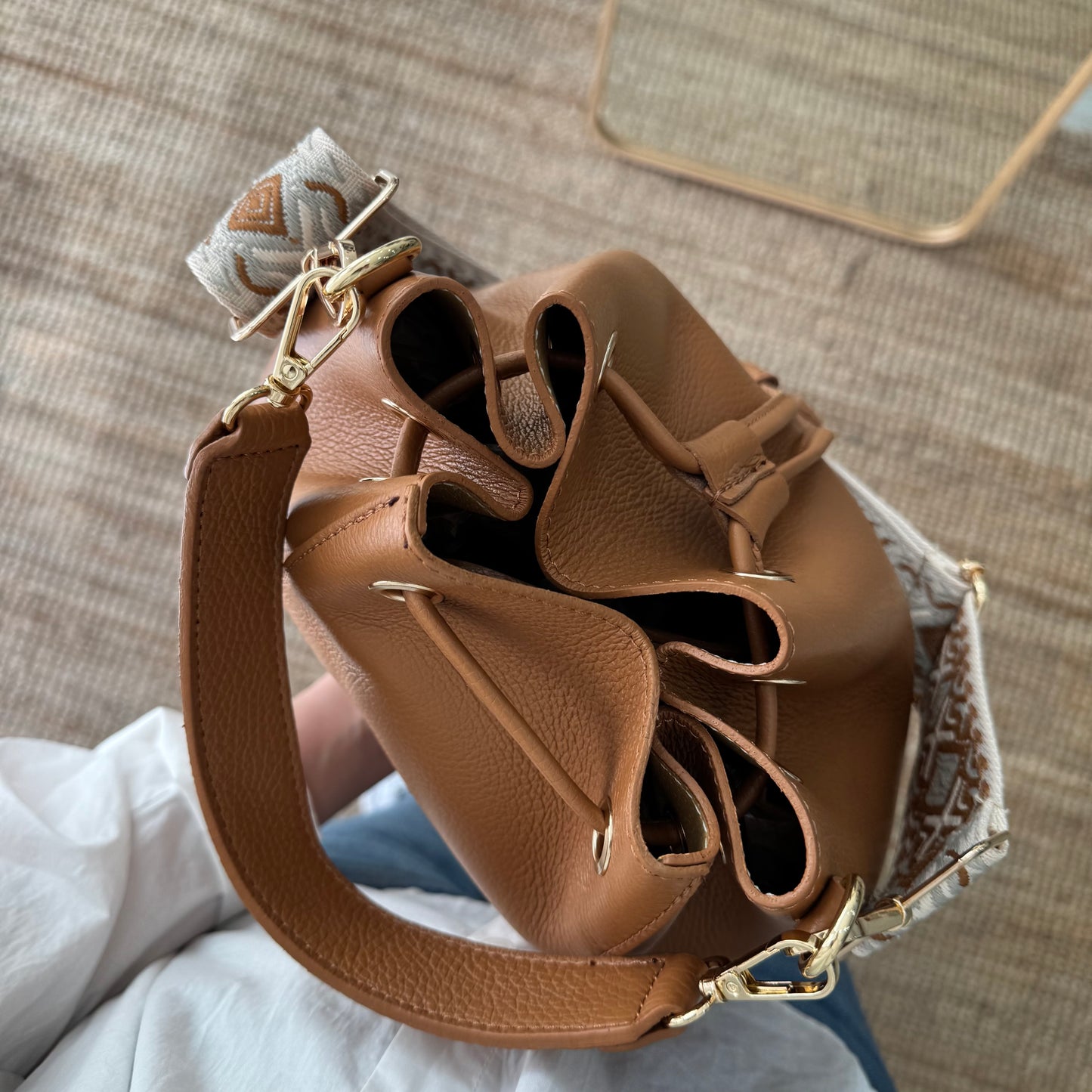 Bolso bucket piel camel grande pompón iniciales bordadas