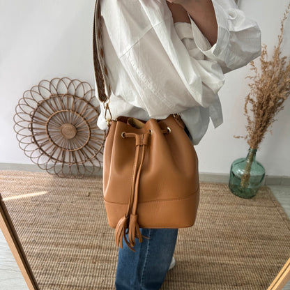 Bolso bucket piel camel grande pompón iniciales bordadas