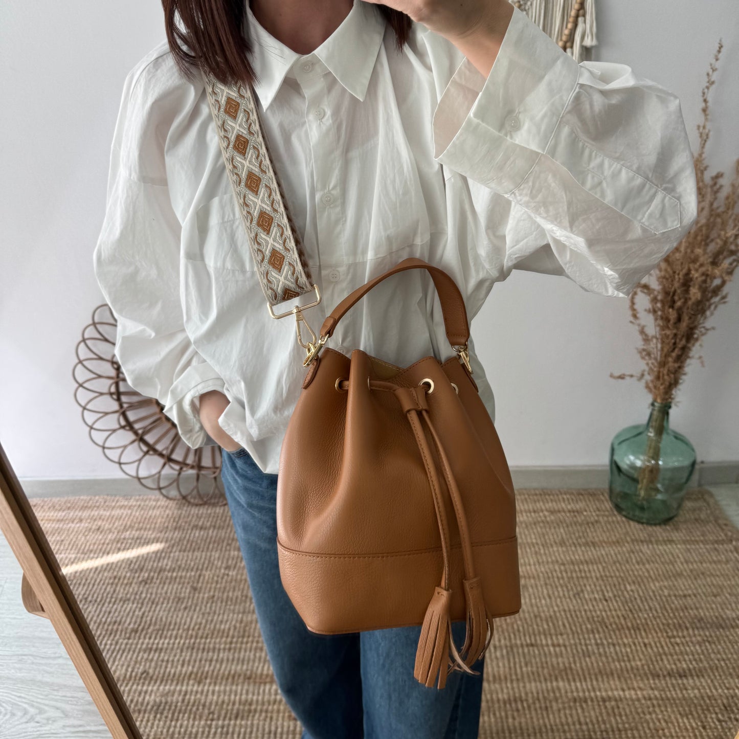 Bolso bucket piel camel grande pompón iniciales bordadas