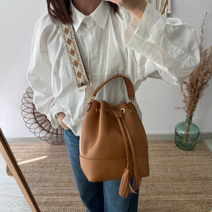 Bolso bucket piel camel grande pompón iniciales bordadas