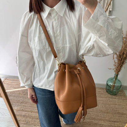 Bolso bucket piel camel grande pompón iniciales bordadas