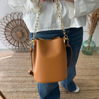 Bolso bucket piel camel cadena dorada iniciales bordadas