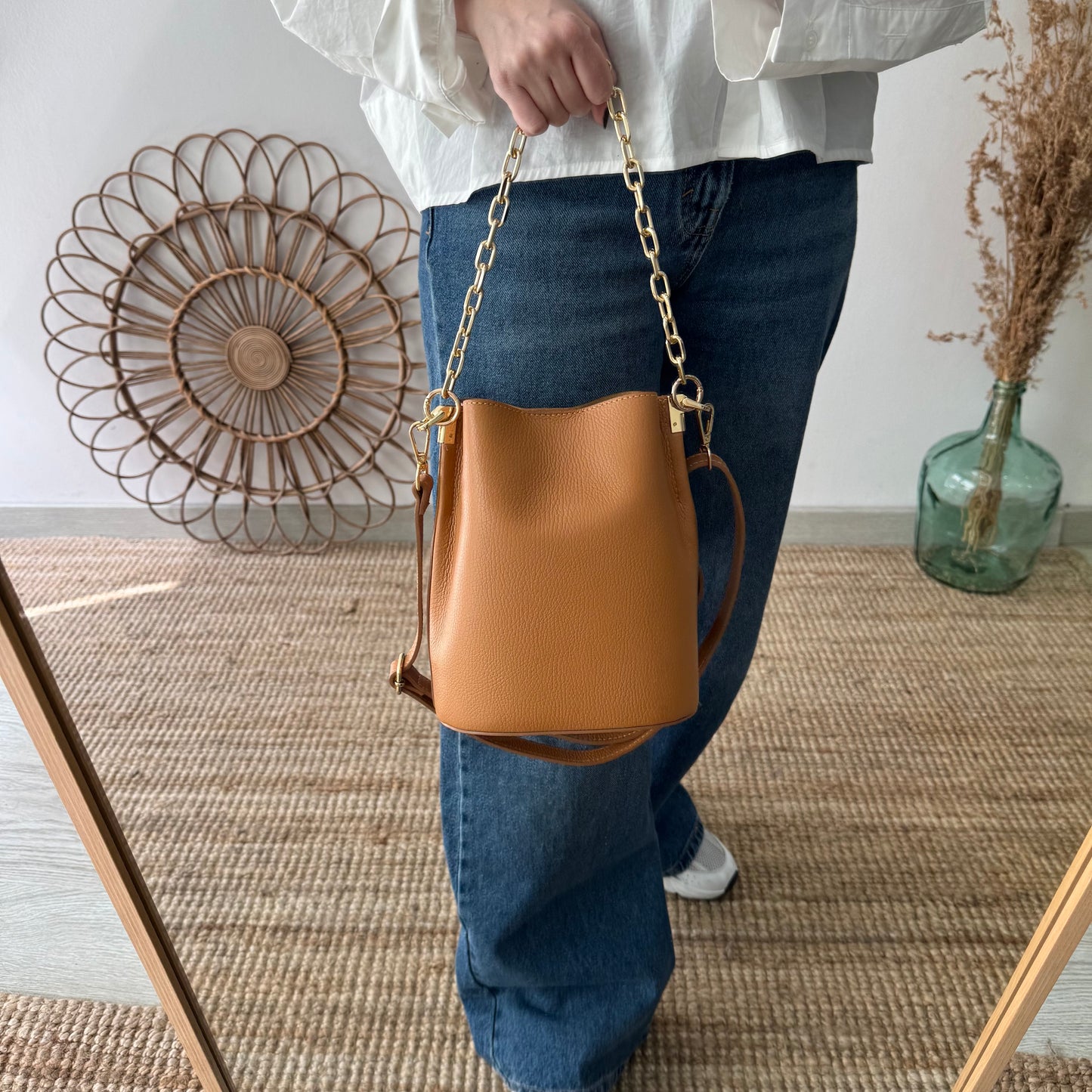 Bolso bucket piel camel cadena dorada iniciales bordadas