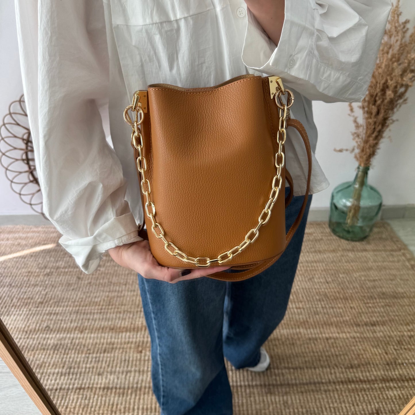 Bolso bucket piel camel cadena dorada iniciales bordadas