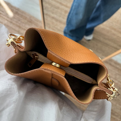 Bolso bucket piel camel cadena dorada iniciales bordadas