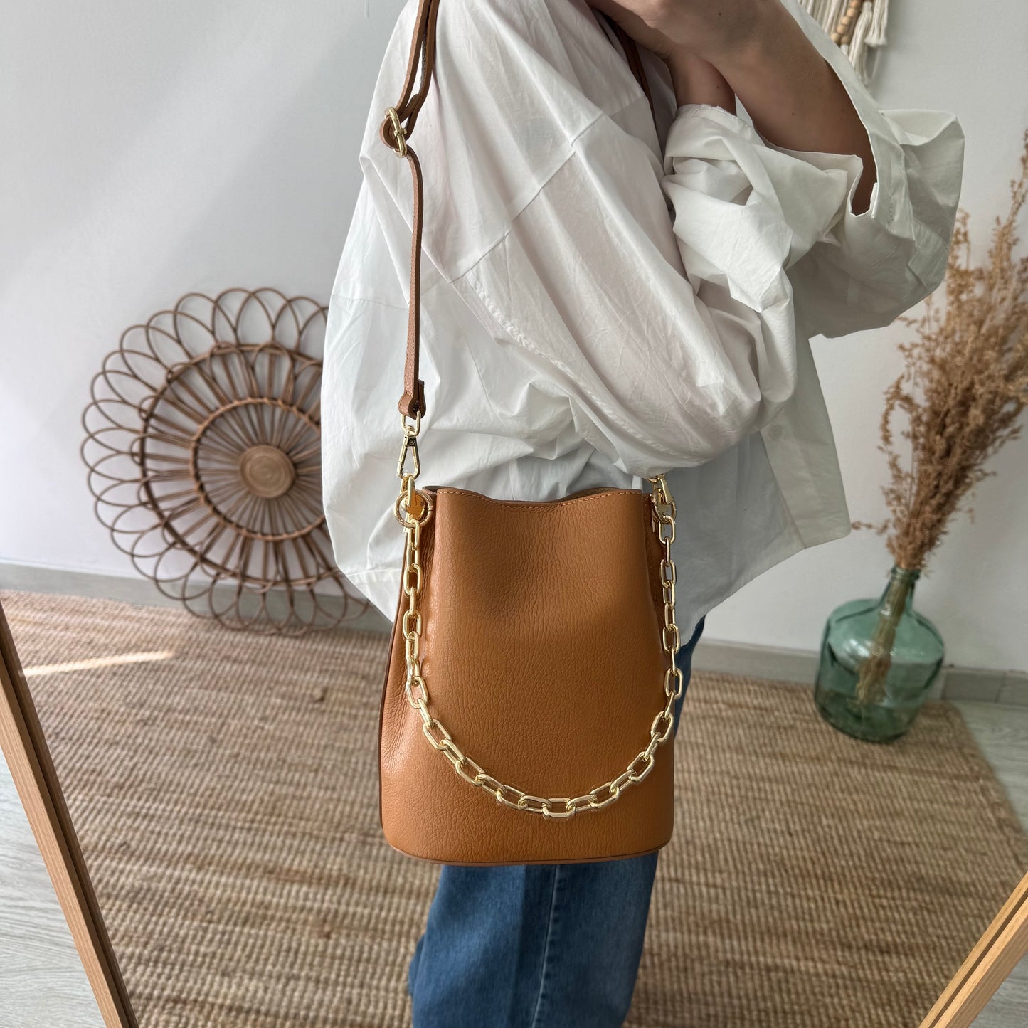 Bolso bucket piel camel cadena dorada iniciales bordadas