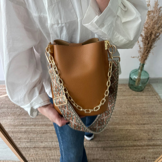 Bolso bucket piel camel cadena dorada iniciales bordadas