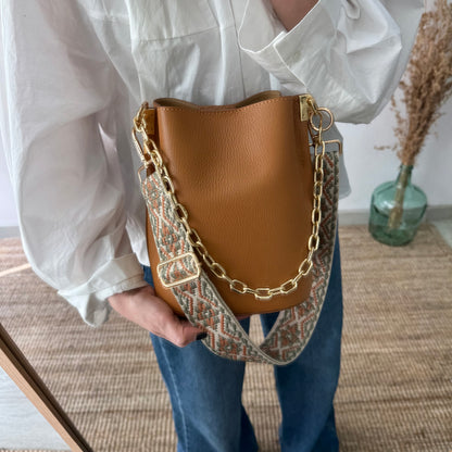 Bolso bucket piel camel cadena dorada iniciales bordadas
