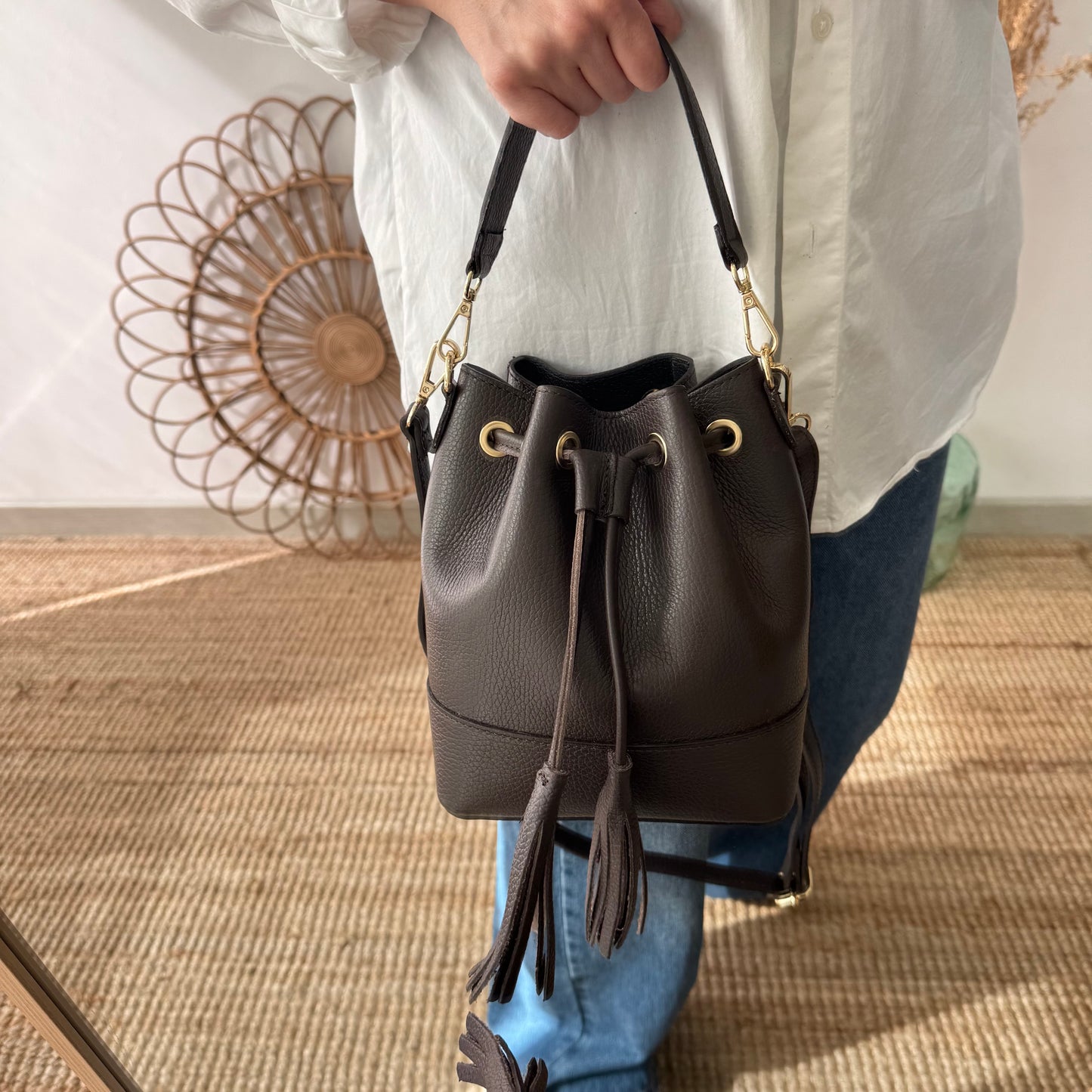 Bolso bucket piel marrón pompón iniciales bordadas