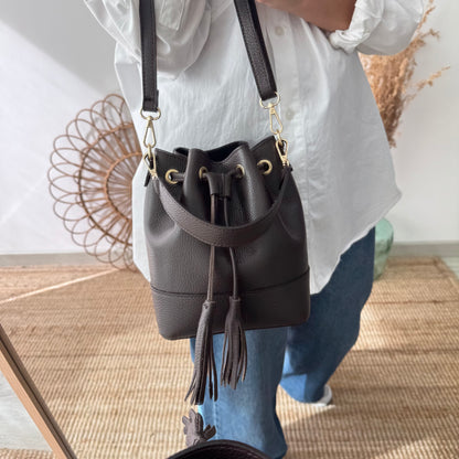 Bolso bucket piel marrón pompón iniciales bordadas