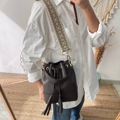Bolso bucket piel marrón pompón iniciales bordadas