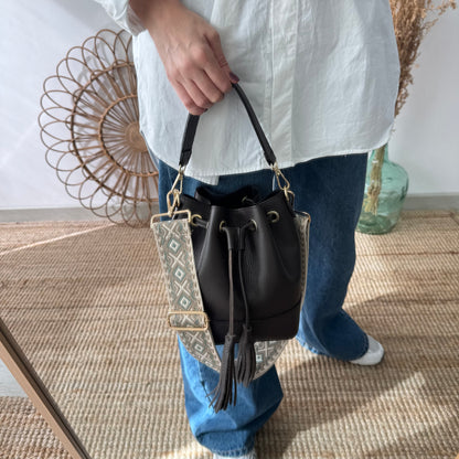 Bolso bucket piel marrón pompón iniciales bordadas