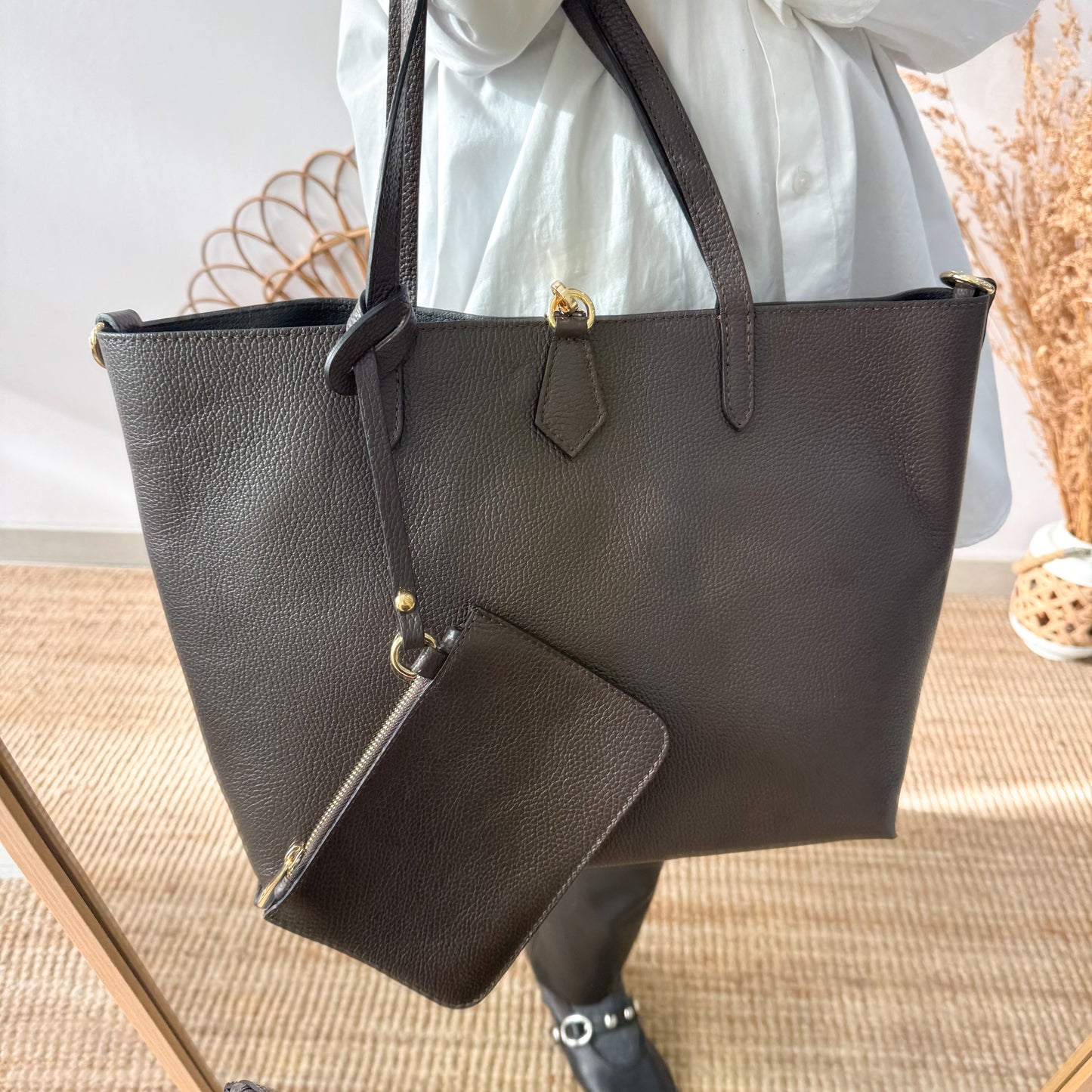 Bolso shopper piel marron cierre iniciales bordadas