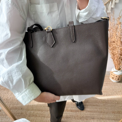 Bolso shopper piel marron cierre iniciales bordadas