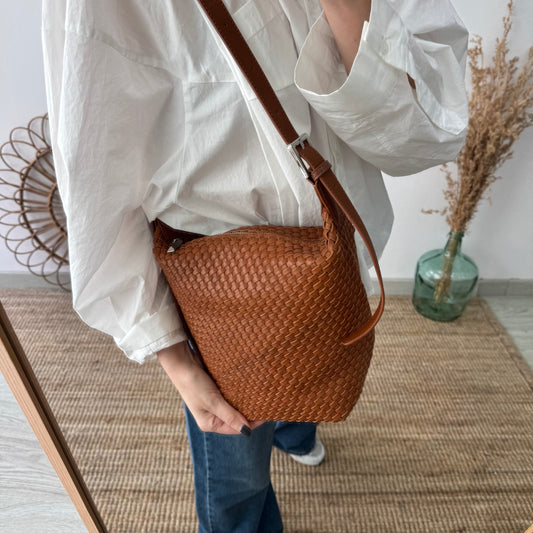 Bolso saco en piel trenzada cremallera camel