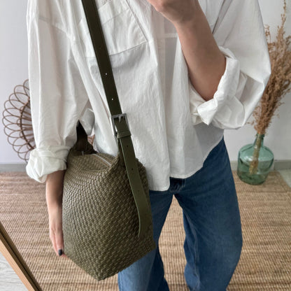 Bolso saco en piel trenzada cremallera caqui - Bubbleshopbcn