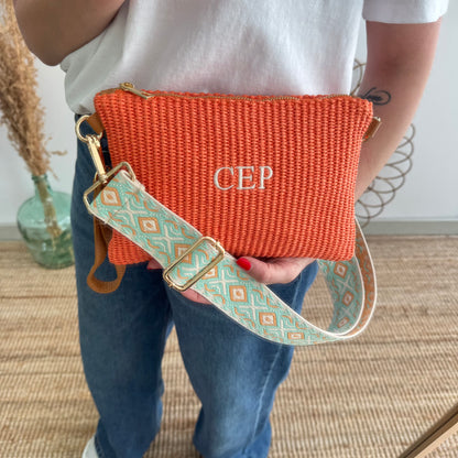 Bandolera rafia y piel naranja iniciales bordadas