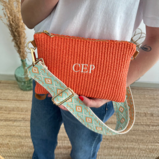 Bandolera rafia y piel naranja iniciales bordadas