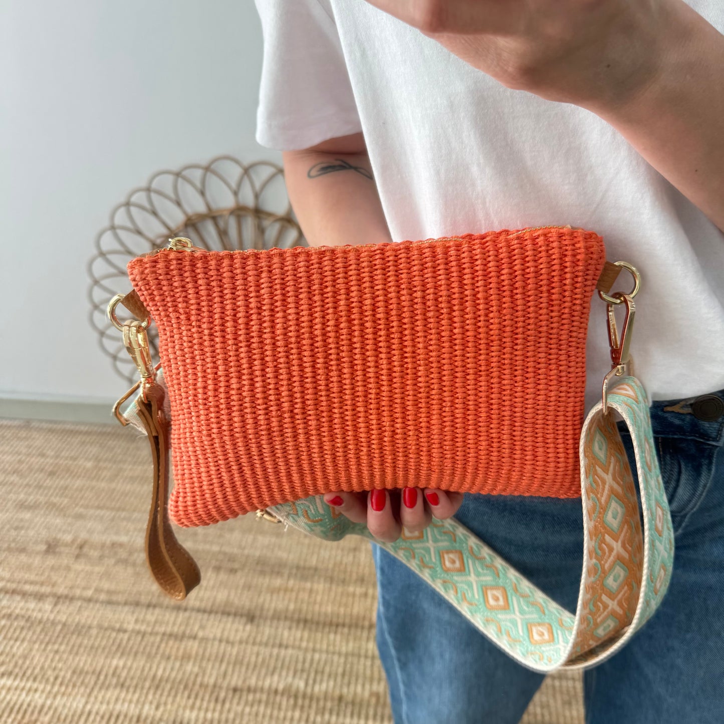 Bandolera rafia y piel naranja iniciales bordadas