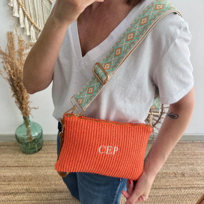 Bandolera rafia y piel naranja iniciales bordadas