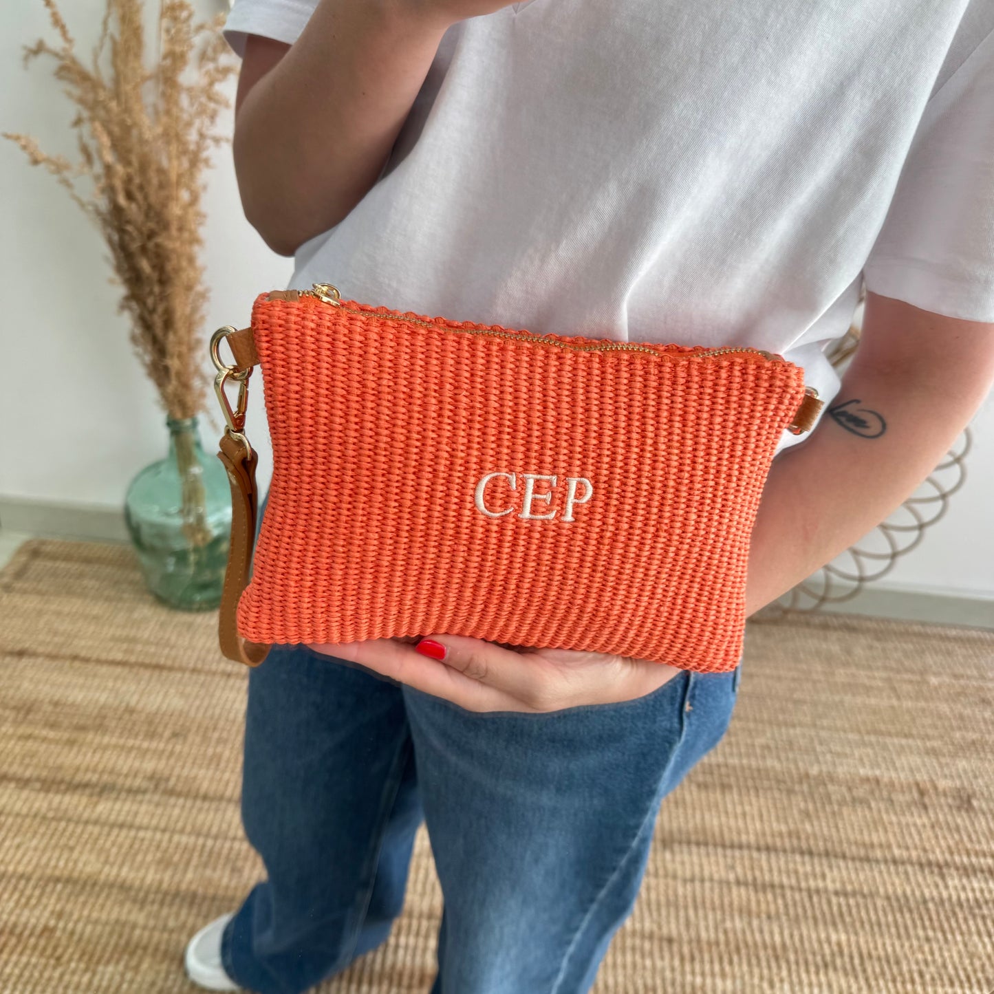 Bandolera rafia y piel naranja iniciales bordadas