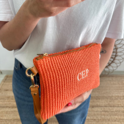 Bandolera rafia y piel naranja iniciales bordadas