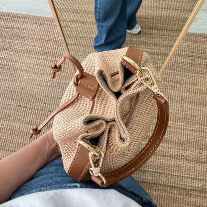 Bolso bucket rafia y piel camel iniciales bordadas